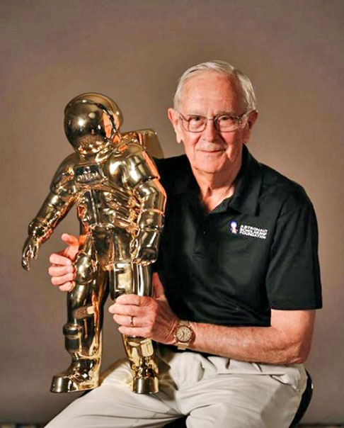 Outro astronauta que já foi à Lua chamou atenção recentemente no Brasil porque veio participar da abertura do parque da Nasa em Balneário Camburiú, em Santa Catarina. É o americano Charles Duke. 