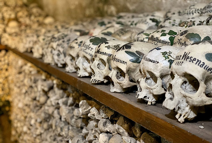 Oficialmente a capela é de São Miguel. A tradição começou no século XII, quando o cemitério ficou sem espaço e os moradores passaram a retirar os ossos para criar espaço para novos enterros. 