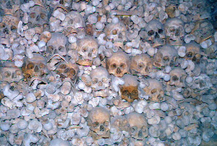 Ossuário de Wamba (Espanha) -O ossuário foi criado na Idade Média. Fica na Igreja de Santa María, datada do século 12, na pequena cidade de Wamba, a 20 km de Valladolid. 