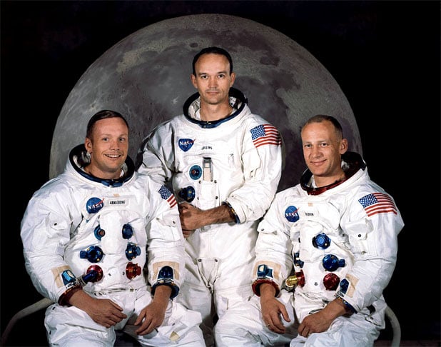 A conquista da Lua foi na missão Apollo 11. O lançamento da nave foi no dia 20/7/1969. Esta foto mostra Neil Armstrong, Michael Collins e Buzz Aldrin,  posando para a divulgação da missão. Até hoje, ainda há quem não acredite na missão espacial até a Lua. 