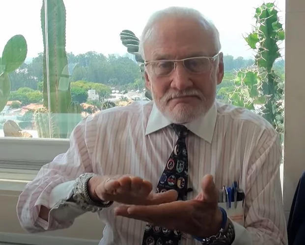 Buzz Aldrin faz parte do seleto grupo de 12 homens que já pisaram na superfície lunar. E estava justamente na primeira missão que alcançou esse feito, na histórica missão de 1969. 