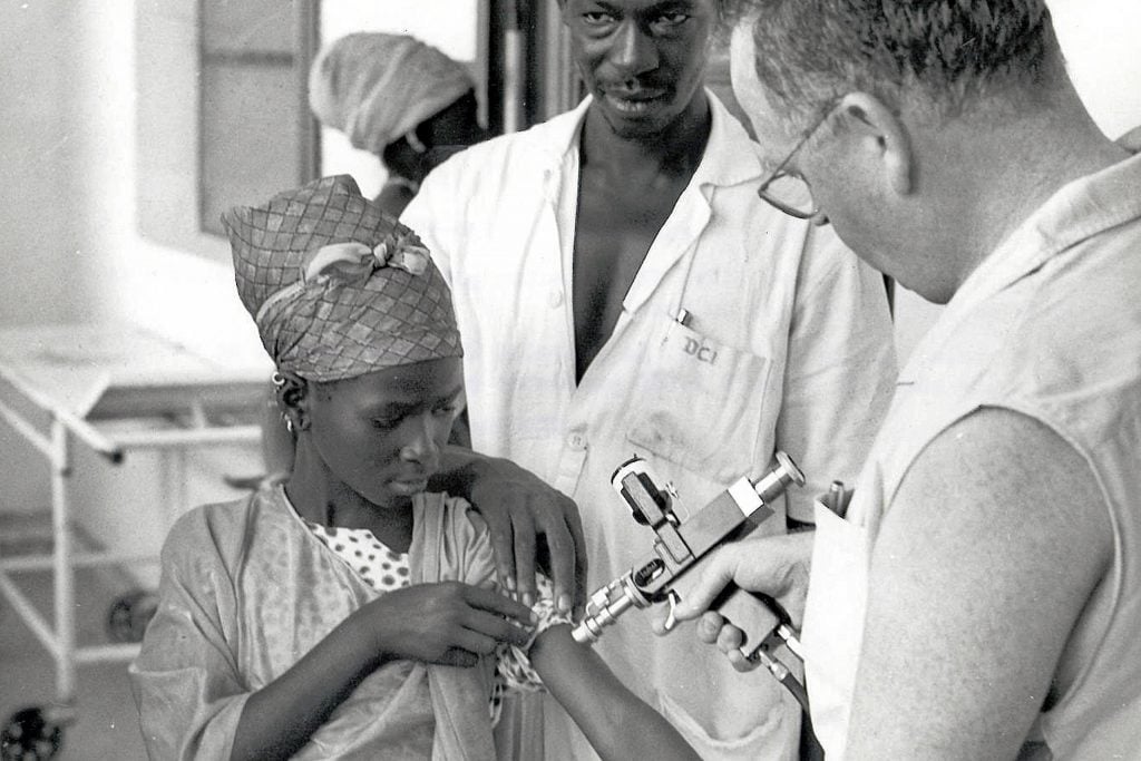 A primeira vacina da história data do final do Século 18. Era a da varíola, doença que matou mais de 300 milhões de pessoas no Século 20. A doença é considerada extinta desde 1979, graças à imunização mundial. 