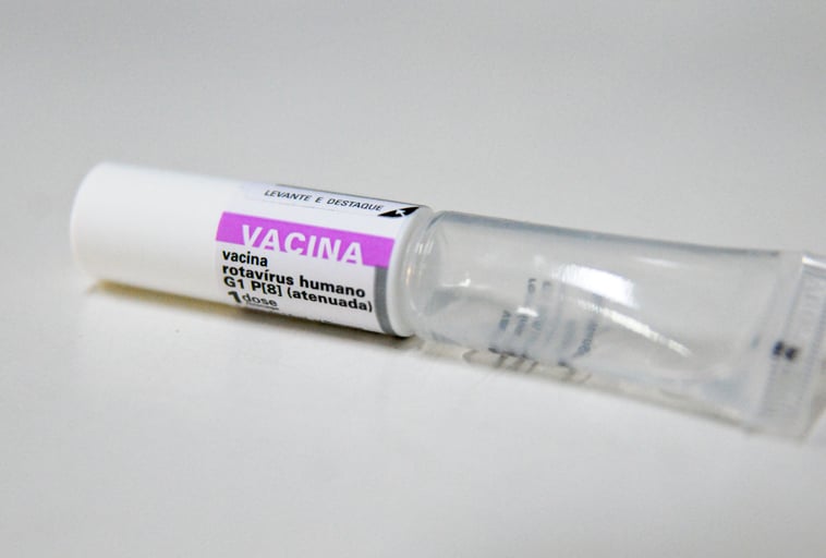  A vacinação em massa começou três anos depois de uma epidemia que, em 2003, causou a internação de quase cem mil crianças no Brasil. Desde então, a doença está sob controle, mas não erradicada.