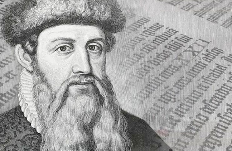 A prensa foi criada por Johannes Gutenberg (1400-1468). Graças a ele, foi possível produzir livros em massa . Antes eles eram escritos à mão. A prensa usava letras e símbolos em relevo, esculpidos em metal. Uma placa tinha os caracteres necessários para a elaboração das páginas. 