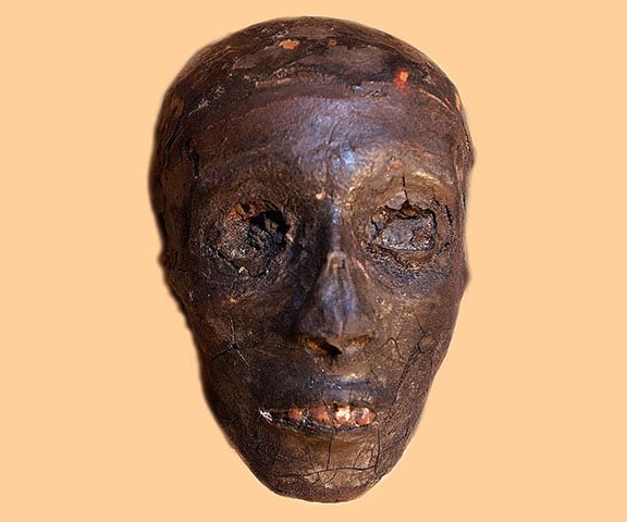 Ele assumiu o poder aos 10 anos e, por isso, é chamado de Faraó Menino. Foi rei no período entre 1332 e 1323 a.C 