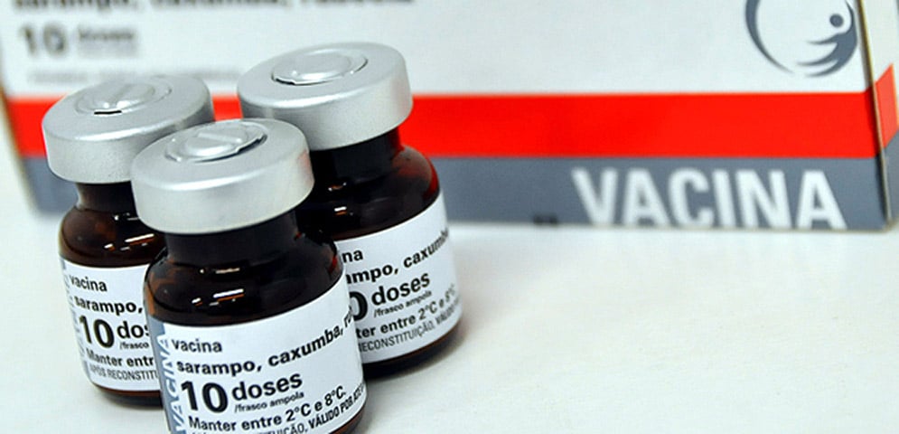 Desde 2013, a vacina inclui a prevenção também contra a catapora. Por isso, às vezes ela é chamada de tetravalente, já que acaba protegendo contra quatro doenças. 