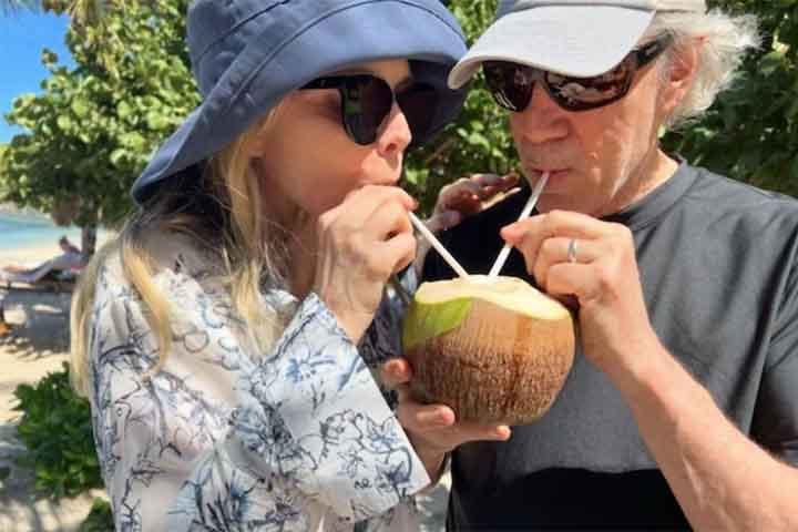 Michelle Pfeiffer foi casada por sete anos com o ator Peter Horton e, desde 1993, está com David E. Kelley, com quem tem um filho. 
