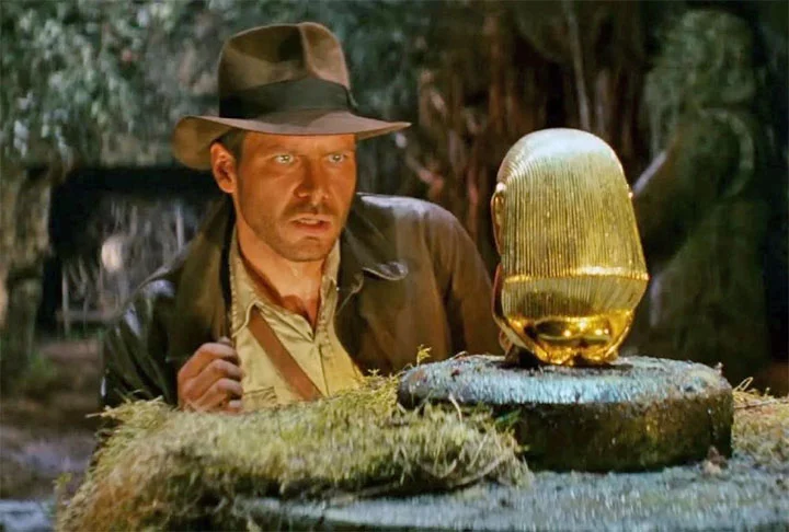 Além do conhecimento de línguas e civilizações, uma marca de Indiana Jones é o pavor de cobras. No filme Os Caçadores da Arca Perdida (1981), isso já fica claro quando ele, ao perceber a presença de serpentes no local, desabafa: Por que tinham que ser cobras?