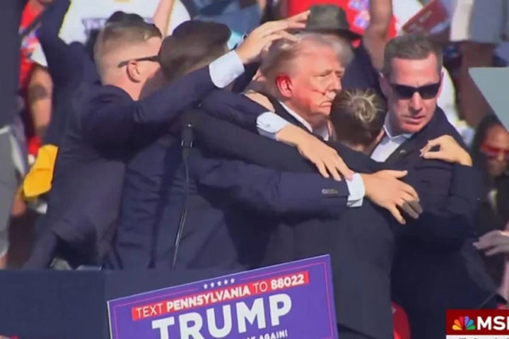 Os tiros atingiram de raspão a orelha direita de Donald Trump, poucos minutos após ele começar a discursar no evento. Houve muita gritaria e correria em seguida.