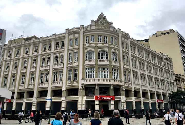Famoso pelo Natal na Avenida, o Palácio Avenida, um dos primeiros edifícios da cidade, foi inaugurado em 1929 e construído pelo imigrante sírio-libanês Feres Merhy.