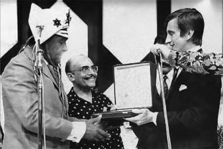 Após deixar o sertão do Cariri e servir o exército, Luiz Gonzaga migrou para o sudeste e iniciou carreira artística no início dos anos 40.
