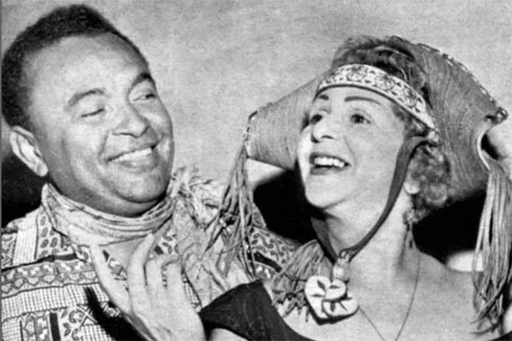 De acordo com pesquisadores da música brasileira, antes de Luiz Gonzaga o forró não tinha uma padronização. Alguns grupos utilizavam instrumentos como o melê (artesanal) e o pandeiro, hoje muito mais vinculado ao samba. 
