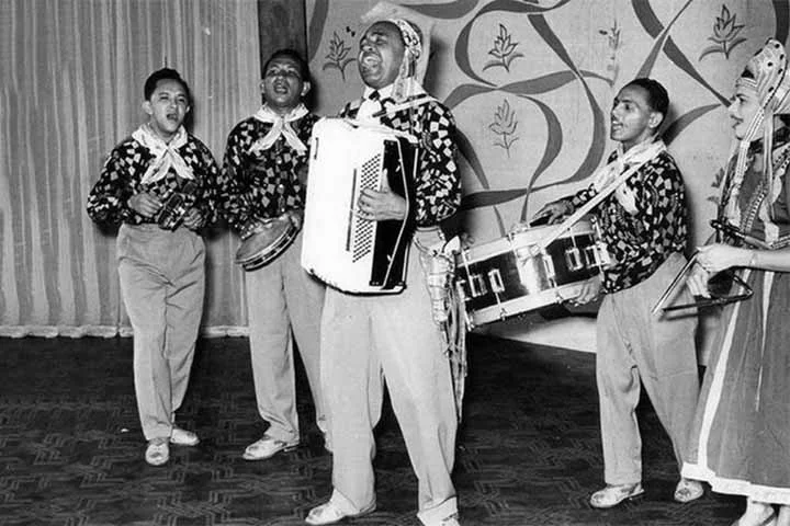 Foi nessa época que lançou seus primeiros discos em 78 rotações, inicialmente instrumentais. Mais tarde, passou às gravações em que também cantava. 

