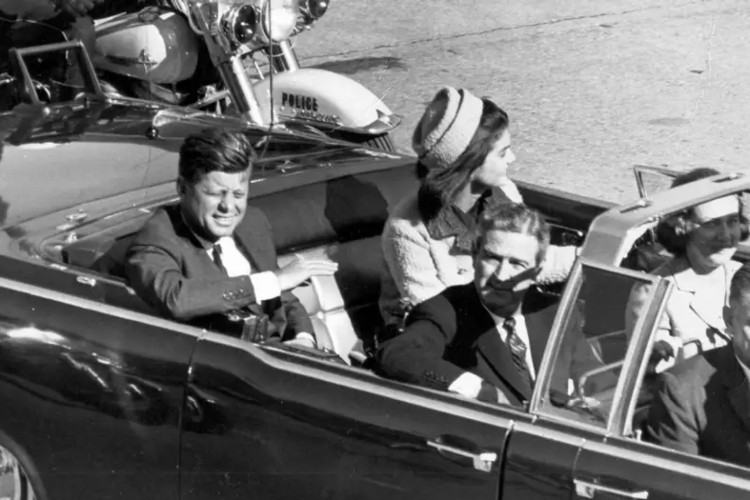 O presidente John F. Kennedy desfilando em carro aberto momentos antes do atentado que o mataria, em 1963