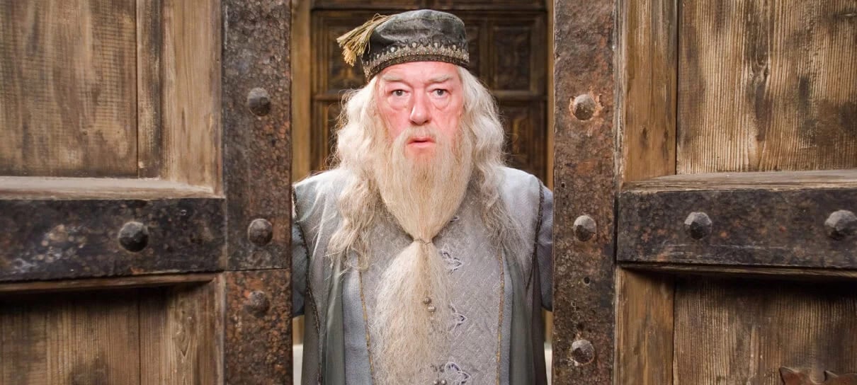 O ator Michael Gambon ficoubfamoso por interpretar Albus Dumbledore em filmes de Harry Potter. Ele tinha prestigiada carreira e  morreu em 28/9, aos 82 anos, após ter uma grave pneumonia. Ele tinha 