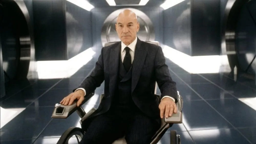 No ano 2000, ganhou ainda mais projeção ao assumir o papel do professor Xavier em 'X-Men - O Filme. Stewart repetiu o papel nos outros filmes da franquia que mostravam o professor na fase mais velha (quando mais jovem, o personagem coube ao ator James McAvoy). 
