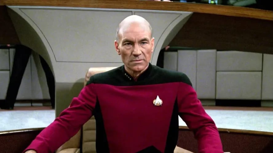 Patrick Stewart começou a atuar aos 15 anos e fez parte da Royal Shakespeare Company por mais de uma década. Ele se tornou famoso em 1987 como o Capitão Jean-Luc Picard na série de TV Star Trek: The Next Generation. Manteve esse papel por sete temporadas e quatro filmes.
