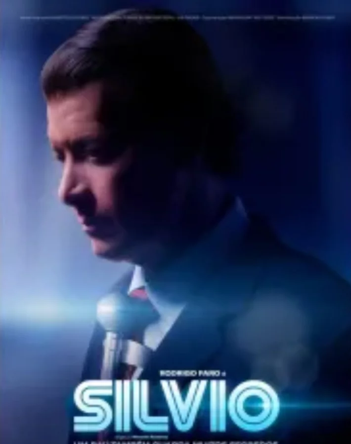 Em abril, a Moonshot Pictures divulgou o pôster de “Silvio”. A cinebiografia do fundador do SBT deve chegar aos cinemas brasileiros em 5 de setembro de 2024.