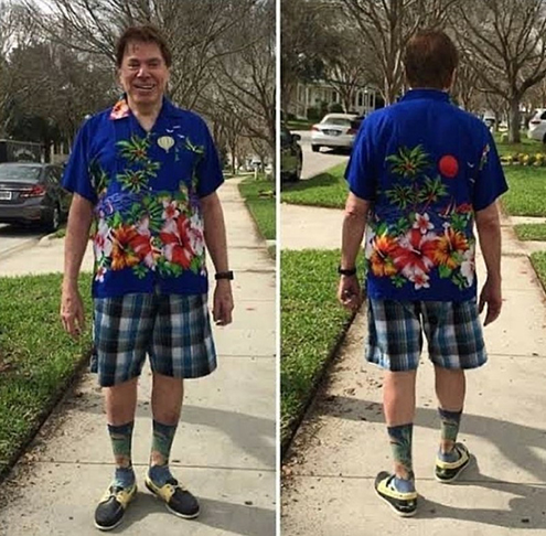 Fora da TV, Silvio já chamou atenção com a troca do terno por roupas coloridas. Ele gosta de camisas e bermudas com estampas chamativas. Que tal esse modelito? 
