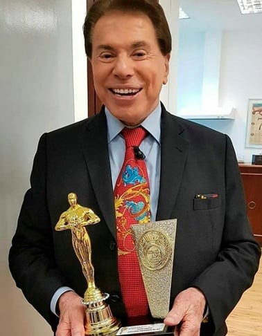 Silvio concede o Troféu Imprensa aos melhores do ano. O prêmio, criado em 1958 pelo jornalista Plácido Manaia Nunes, era abstrato. Não havia estatueta. Em 1970, Silvio ganhou os direitos e reformulou a premiação, como uma espécie de Oscar.