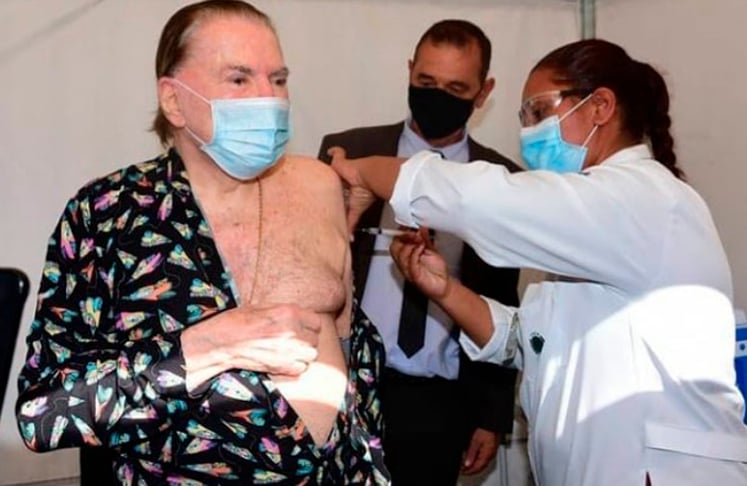 No fim de julho de 2021, Silvio chegou a retornar brevemente ao trabalho, após tomar as duas doses da vacina. Mas em agosto Silvio teve Covid-19 e se afastou. Mesmo aos 90 anos, na época, ele recuperou-se bem da doença, no Hospital Albert Einstein, graças aos efeitos da vacina. 