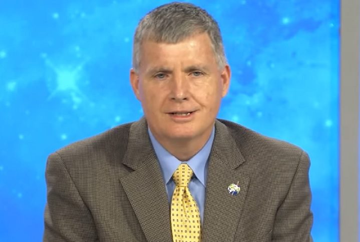 “Estamos deixando os dados orientarem nossa tomada de decisão em relação ao gerenciamento dos pequenos vazamentos no sistema de hélio e ao desempenho dos propulsores que observamos durante o encontro e a atracação, explicou Steve Stich, gerente do Programa de Tripulação Comercial da Nasa.