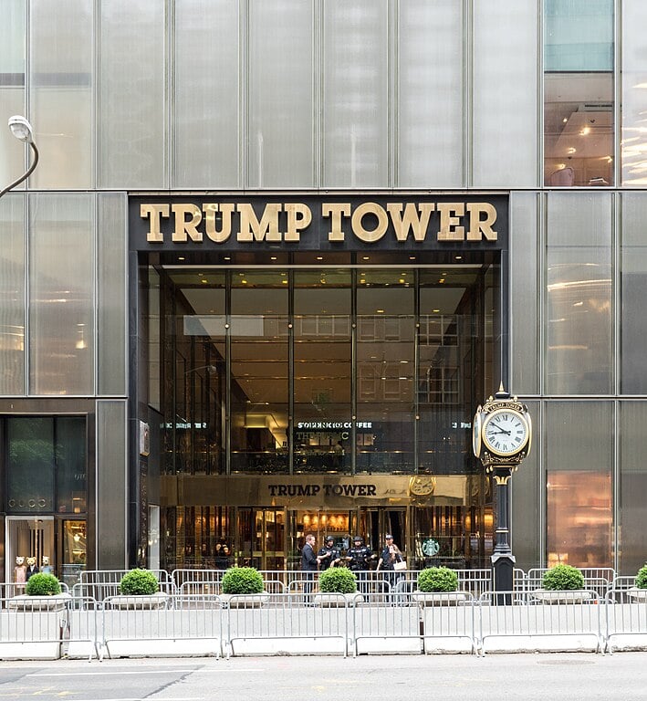Trump se tornou uma figura pública proeminente nos anos 80 e 90, conhecido por seus empreendimentos luxuosos, como a Trump Tower em Manhattan, e por suas aparições frequentes na mídia.