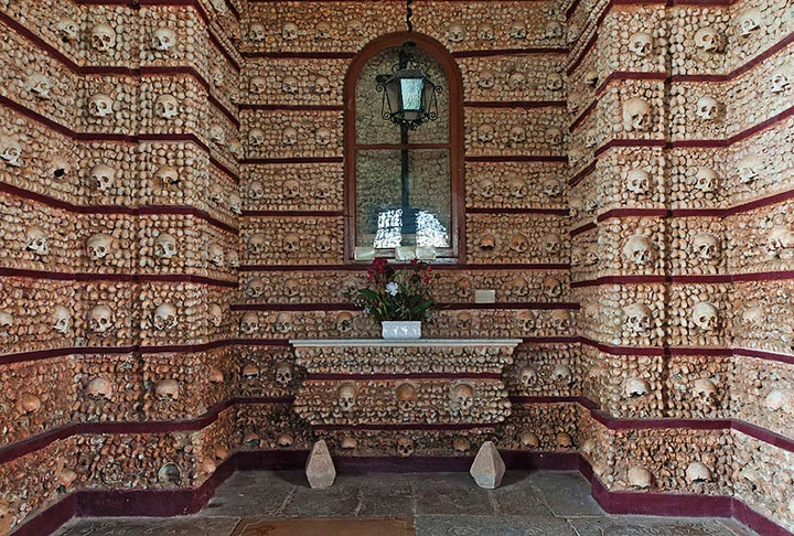 Capela de Ossos - Évora (Portugal) - Inaugurada no século 17 em estilo barroco, faz  parte da  Igreja de São Francisco, que  está classificada como Monumento Nacional desde 1910. As paredes e oito pilares estão decorados com ossos e crânios ligados por cimento pardo. 