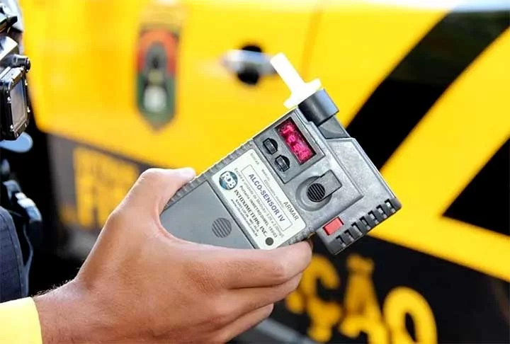 Pela lei, o teste do bafômetro não pode apontar mais do que 0,04 mg/l.  Se a taxa for de 0,05 mg/l a 0,33 mg/l, a infração é gravíssima com multa e pontos na carteira. Acima disso, é crime de trânsito. Vários pães têm teor de álcool superior a 0,05 mg/l. 