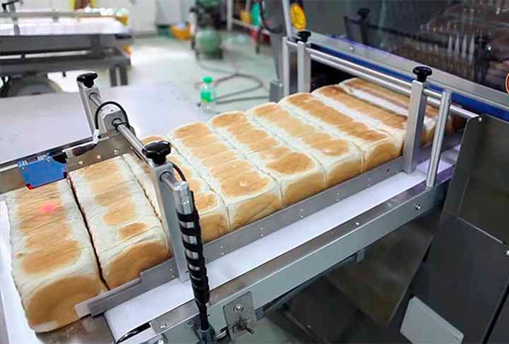 Para aumentar a durabilidade e combater o mofo, as indústrias utilizam um produto que é diluído em álcool. E, por excesso no volume usado, um teor alcoólico vem permanecendo nos pães. 