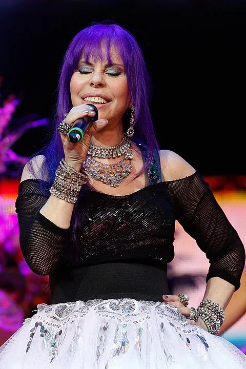 Baby do Brasil - A cantora nascida em Niterói (RJ), em 18/7/1952, se chama Bernadete Dinorah de Carvalho Cidade. Em 1969, começou carreira no grupo Novos Baianos e escolheu um nome revolucionário:  Baby Consuelo, em referência ao filme “Meteorango Kid”. Em 1994, trocou para Baby do Brasil por causa de Numerologia.  