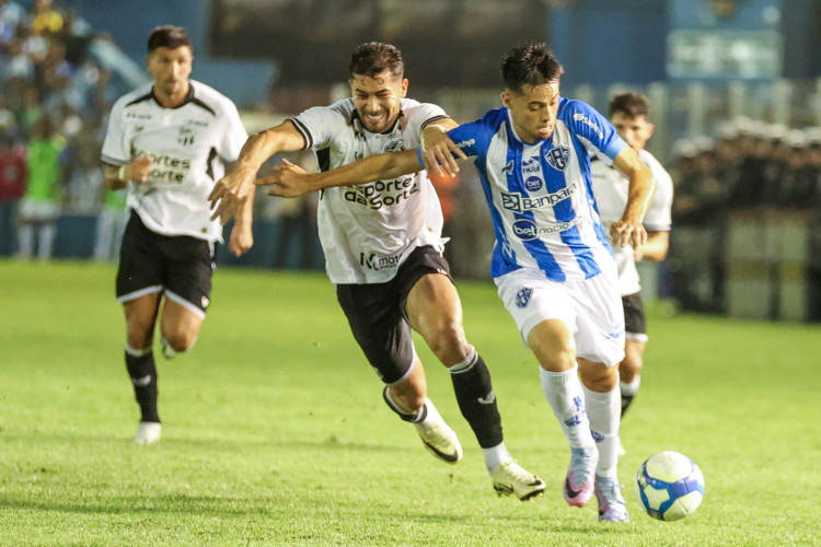 Jean Irmer e Esli García disputam lance no jogo Paysandu x Ceará, na Curuzu, pelo Campeonato Brasileiro Série B 2024