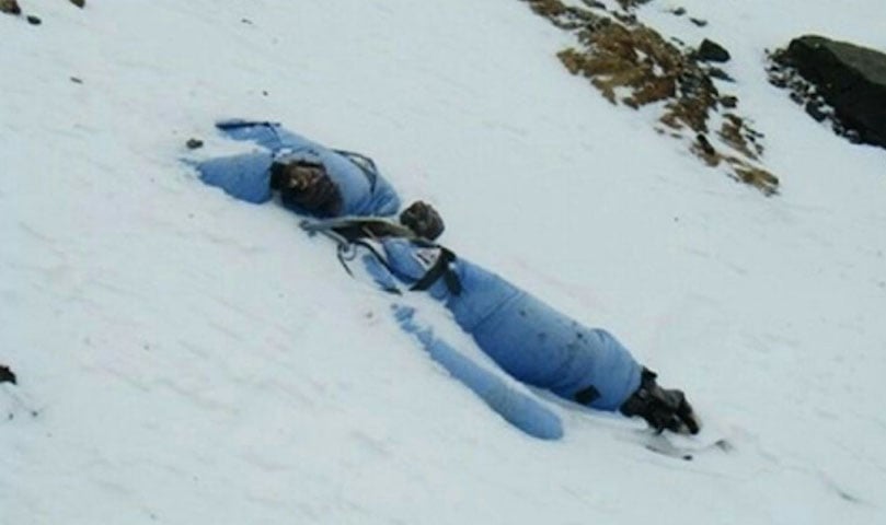 Certa vez, Sands lamentou o fato de encontrar corpos pelo caminho em escaladas em diversos montes. É que tem sido comum o abandono de alpinistas que morrem durante a prática, devido à dificuldade de resgate dependendo do local.