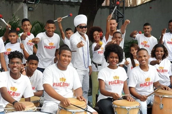 Além disso, Brown também conduz o Projeto Timbalada, um projeto social que ensina música e percussão a crianças e jovens de Salvador.