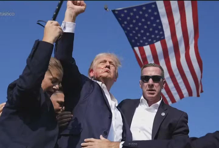 O episódio foi exibido pela primeira vez em 1996 e, por coincidência, seria reprisado no fim de semana em que Donald Trump foi vítima de tentativa de assassinato. O ex-presidente fazia um comício na Pensilvânia quando uma bala atingiu a sua orelha. Ele se salvou por pouco. 