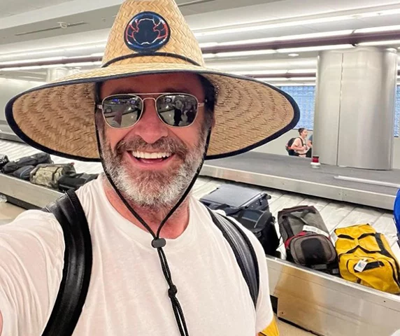 Fluente em inglês e francês, Jackman é conhecido por sua simpatia e humildade, sendo frequentemente elogiado por colegas e fãs.