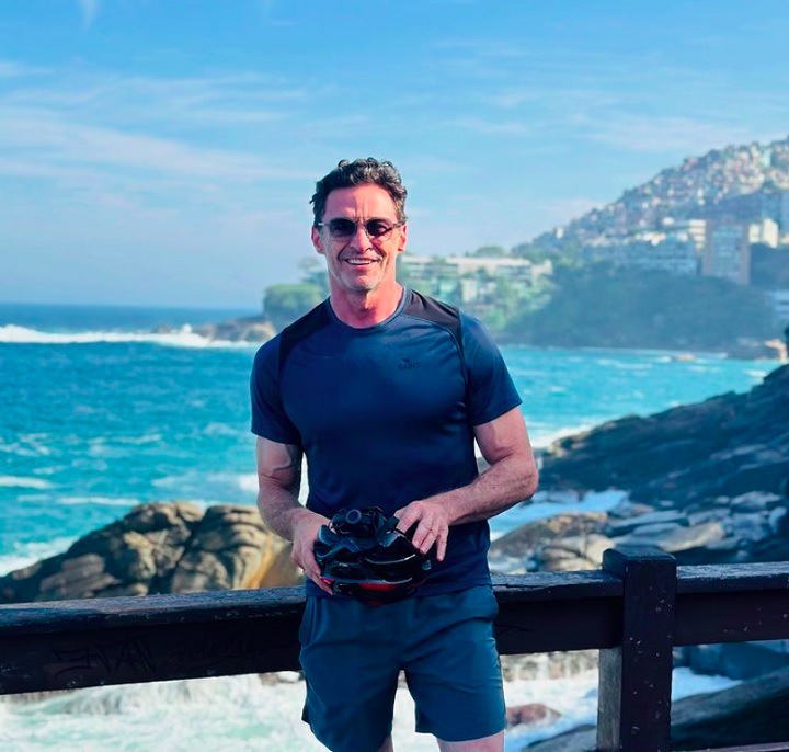 O ator de 55 anos publicou um vídeo nas redes sociais pedalando por Ipanema e depois ainda deu uma passadinha no Mirante do Leblon. Let's freaking go, Rio (Vamos Rio!), escreveu.