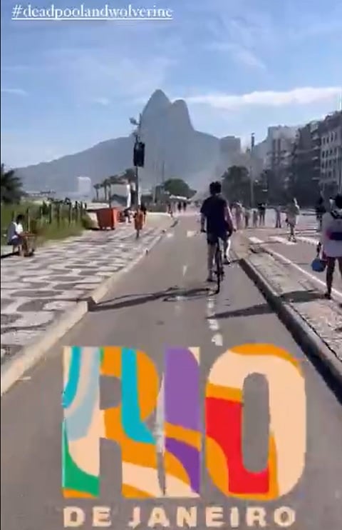 Jackman inclusive aproveitou a estadia e deu uma voltinha de bicicleta pela orla da Zona Sul nesta segunda-feira (15/07).