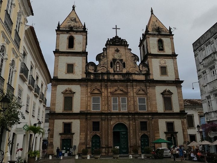 Entre outros pontos turísticos importantes do Pelourinho está a Igreja e Convento de São Francisco, um dos maiores e mais importantes conjuntos arquitetônicos barrocos do Brasil.