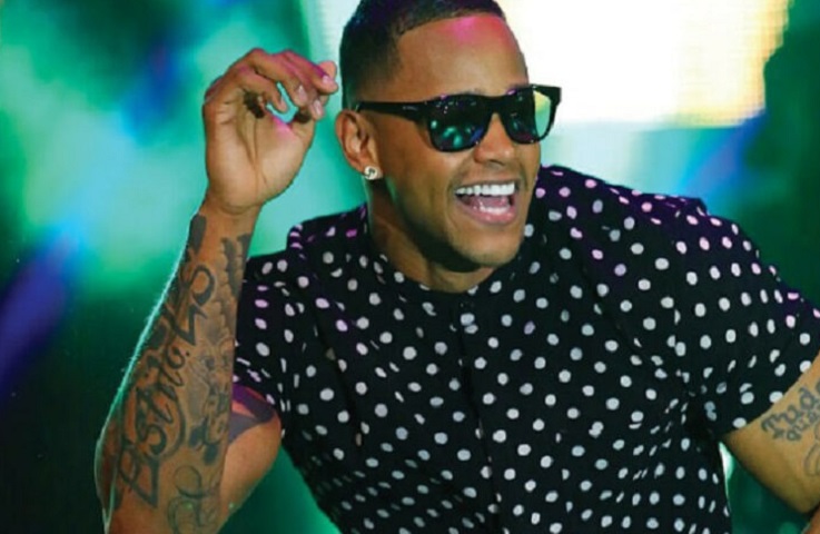 Nascido em Salvador, Bahia, em 22 de abril de 1988, Leo começou a carreira como vocalista da banda Parangolé, que também é conhecida por seus hits animados e coreografias marcantes.