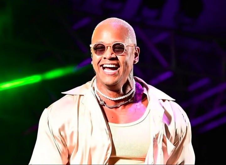 O repertório deve trazer canções como “Cola Comigo e Desce Gelo”, “Fizemos Amor pra Carai”, “Ela Terminou no WhatsApp” — gravada em parceria com Ludmilla — e “A Gente é Isso”, que contou com a participação de Thiaguinho.