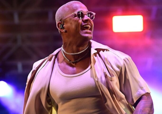 Rapidamente, a música fez tanto sucesso que chegou ao 11º lugar na lista das mais reproduzidas do mundo na plataforma de música Spotify, ficando à frente de hits como “Cuff It”, da recém-vencedora do Grammy, Beyoncé! 