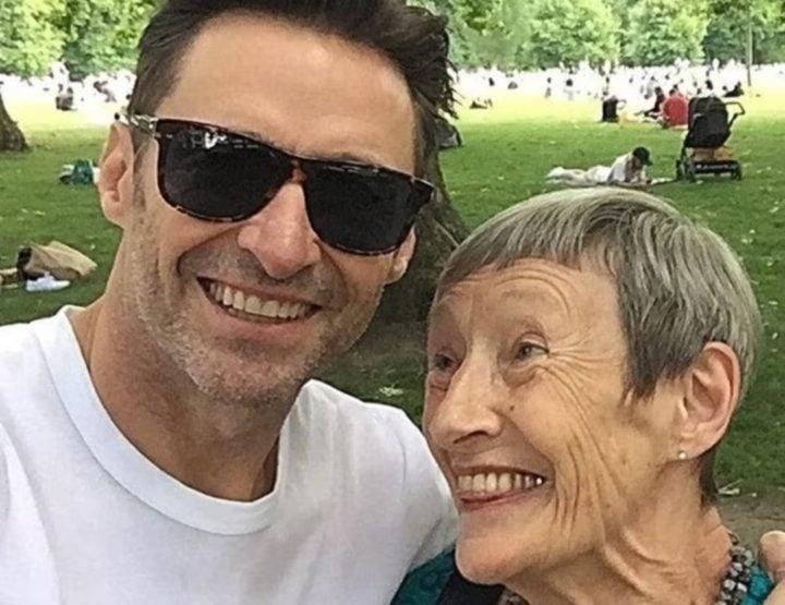 Sobre a sua família de origem, Hugh revelou em 2023 que decidiu fazer terapia para cuidar do trauma de ter ficado sem a mãe quando era criança. Grace foi embora ao se separar do marido.