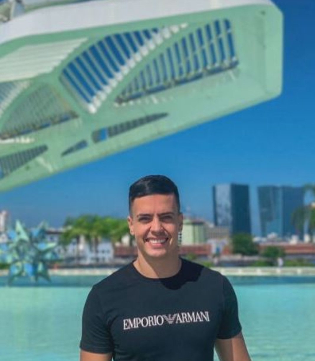 A polícia suspeita que ele estava em alta velocidade  - o que a perícia vai verificar - e pediu a sua prisão. A Justiça atendeu e ele é considerado foragido.