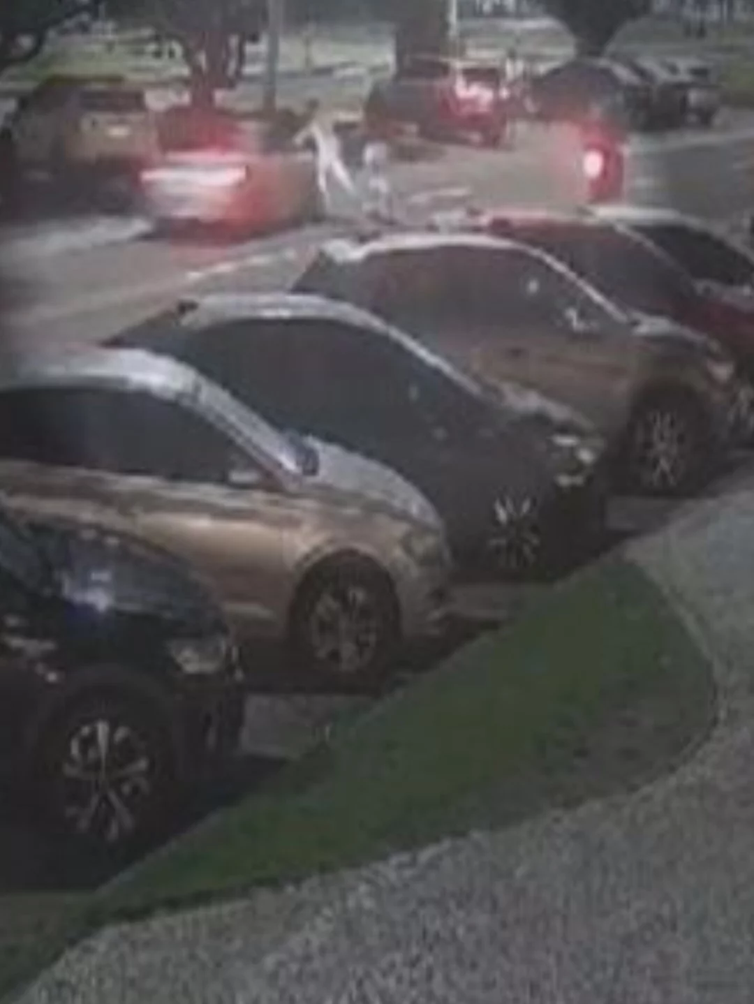 Segundo relatos de testemunhas, o motorista estava com cinco mulheres no carro. Eles retiraram Vitor do veículo, deixaram na avenida e fugiram, sem prestar socorro.