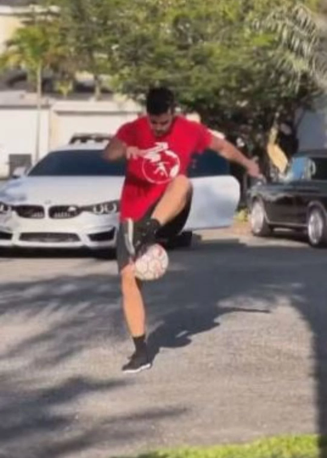 O motorista, Vitor Belarmino, é jogador de futebol freestyle e influenciador digital que costuma postar vídeos e fotos, com cerca de 300 mil seguidores.