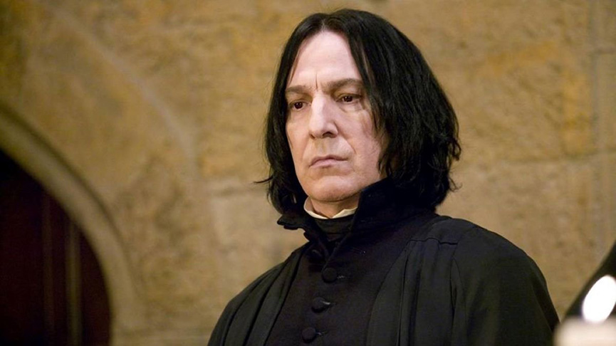 Alan Rickman - Nascido em 21/2/1946 em Londres, na Inglaterra, ele compôs um tipo único na pele do professor Severus Snape, misto de vilão e herói. Teve 42 anos de carreira, desde 1974, quando começou a atuar, até sua morte em 2016. 