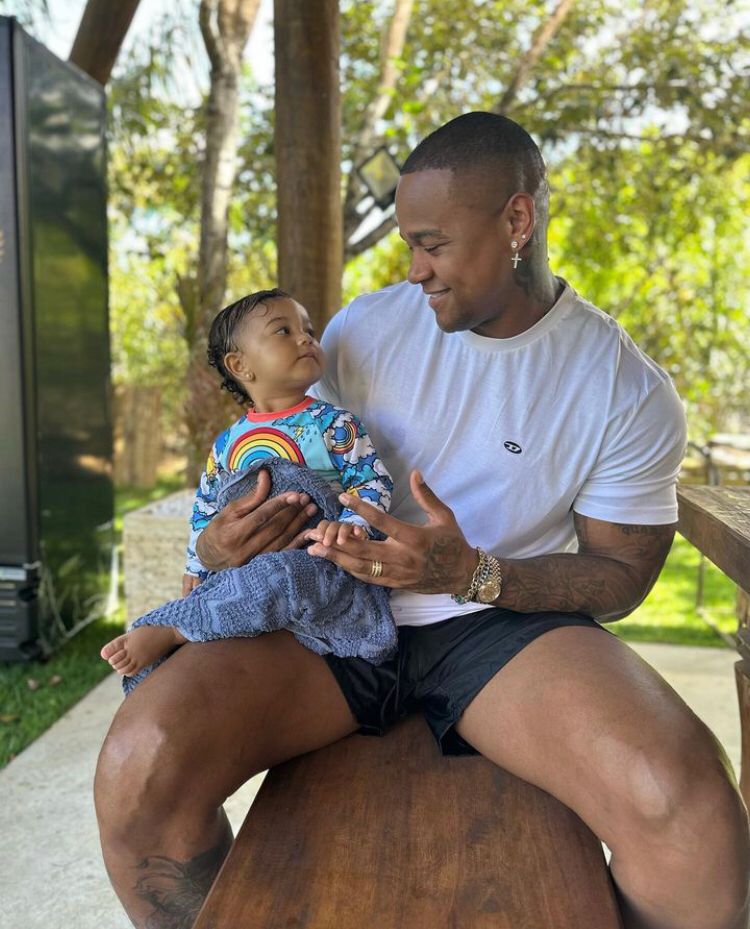 Não demorou muito para o casal anunciar que estava esperando o primeiro filho, a menina Liz, que nasceu em 26 de setembro de 2021.