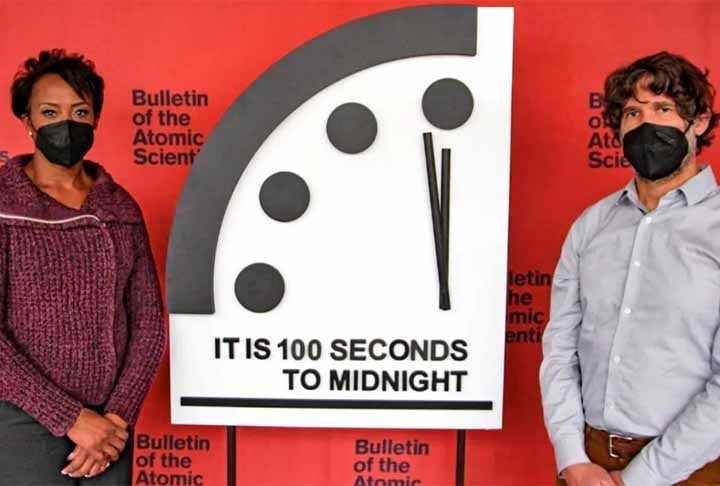 Uma atualização preocupante ocorreu em 2020, quando o relógio foi ajustado para 100 segundos para a meia-noite, marcando o ponto mais próximo do fim desde a criação do relógio, até então.  Na época, o fim do Tratado de Forças Nucleares de Alcance Intermediário (INF) entre os Estados Unidos e a Rússia e o aumento das tensões entre os EUA e o Irã impulsionaram o relógio. 