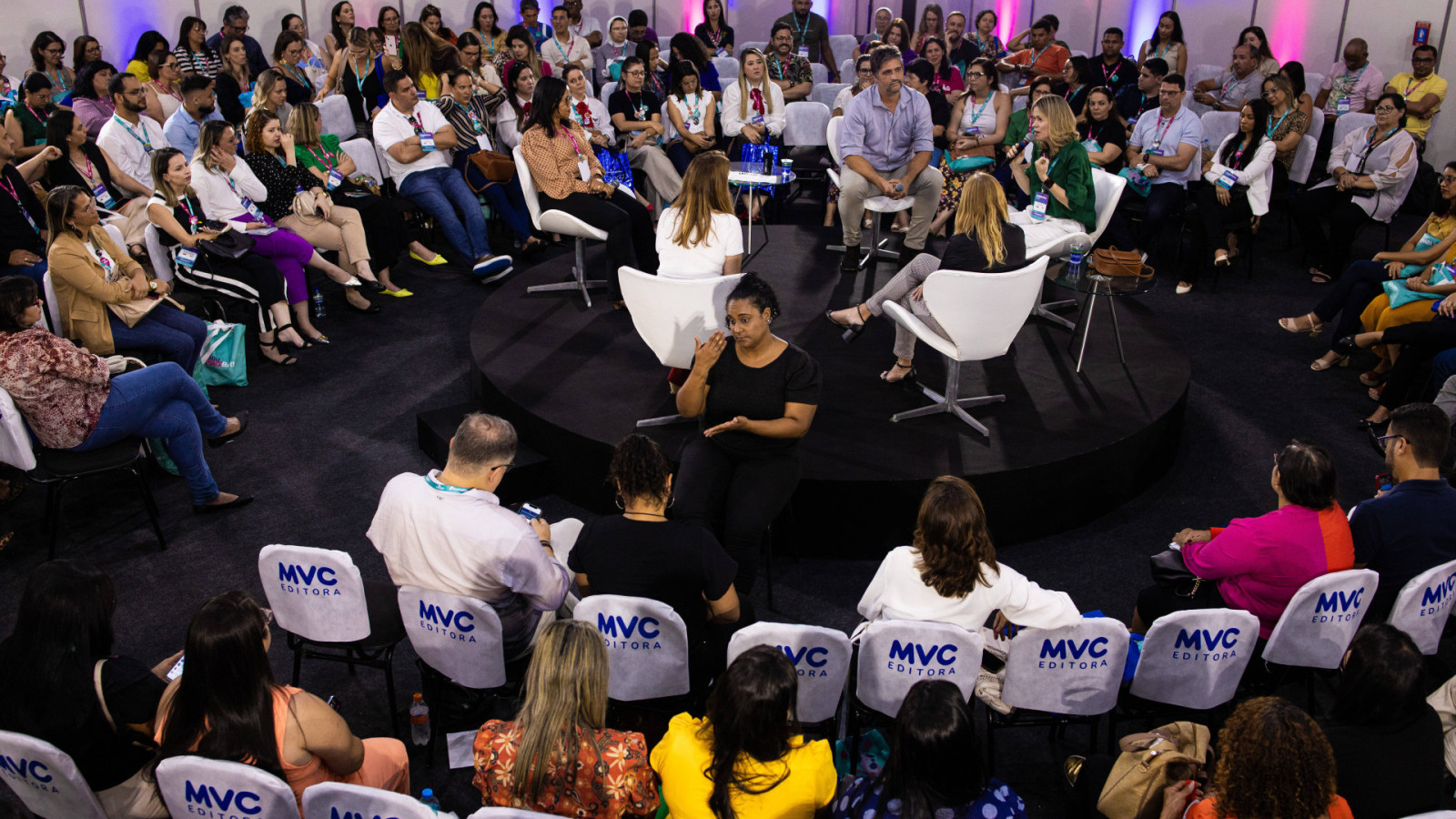 No audit&oacute;rio "Aqu&aacute;rio", o p&uacute;blico pode ocupar uma cadeira no palco e participar da conversa com palestrantes